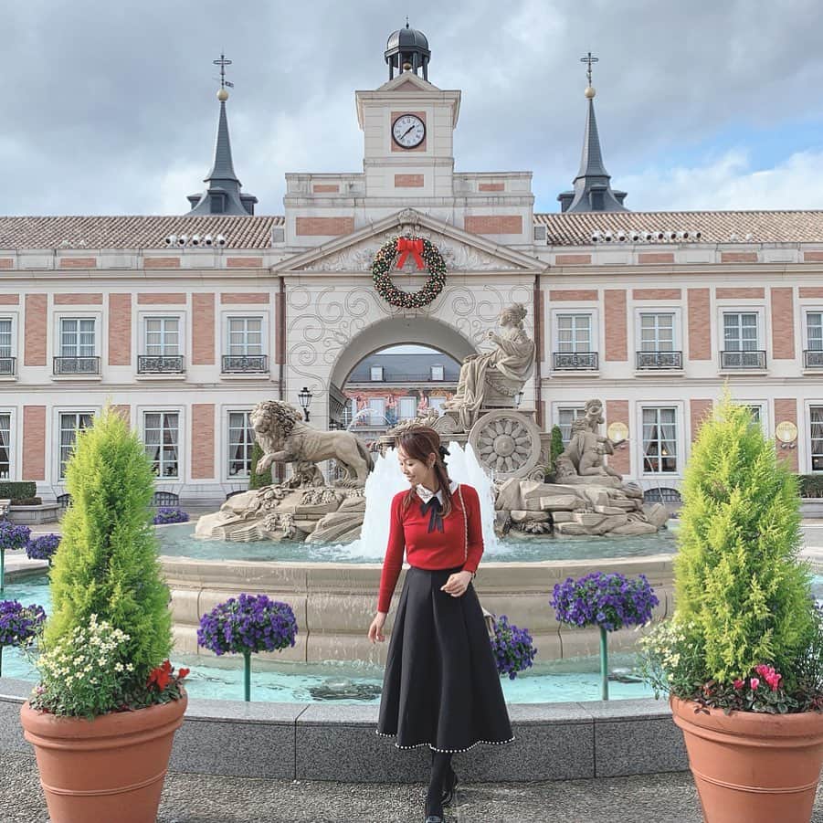 のインスタグラム：「#スペイン村 では国旗🇪🇸カラーの赤を取り入れたコーディネートで＾＾﻿ ﻿ リボン🎀と襟付きのトップスに、裾にパールがたっぷり付いたフレアスカート✨﻿ ﻿ いつかスペインも行ってみたいなぁ〜✈️﻿ ﻿ tops @valzer_official ﻿ skirt @valzer_official ﻿ bag @chanelofficial ﻿ ﻿ #ks_19✨ #ks_mie✨ #三重 #志摩 #パルケエスパーニャ #🇪🇸 #shimastagram #visitmie #valzer #クリスマス #家族旅行 #国内旅行」