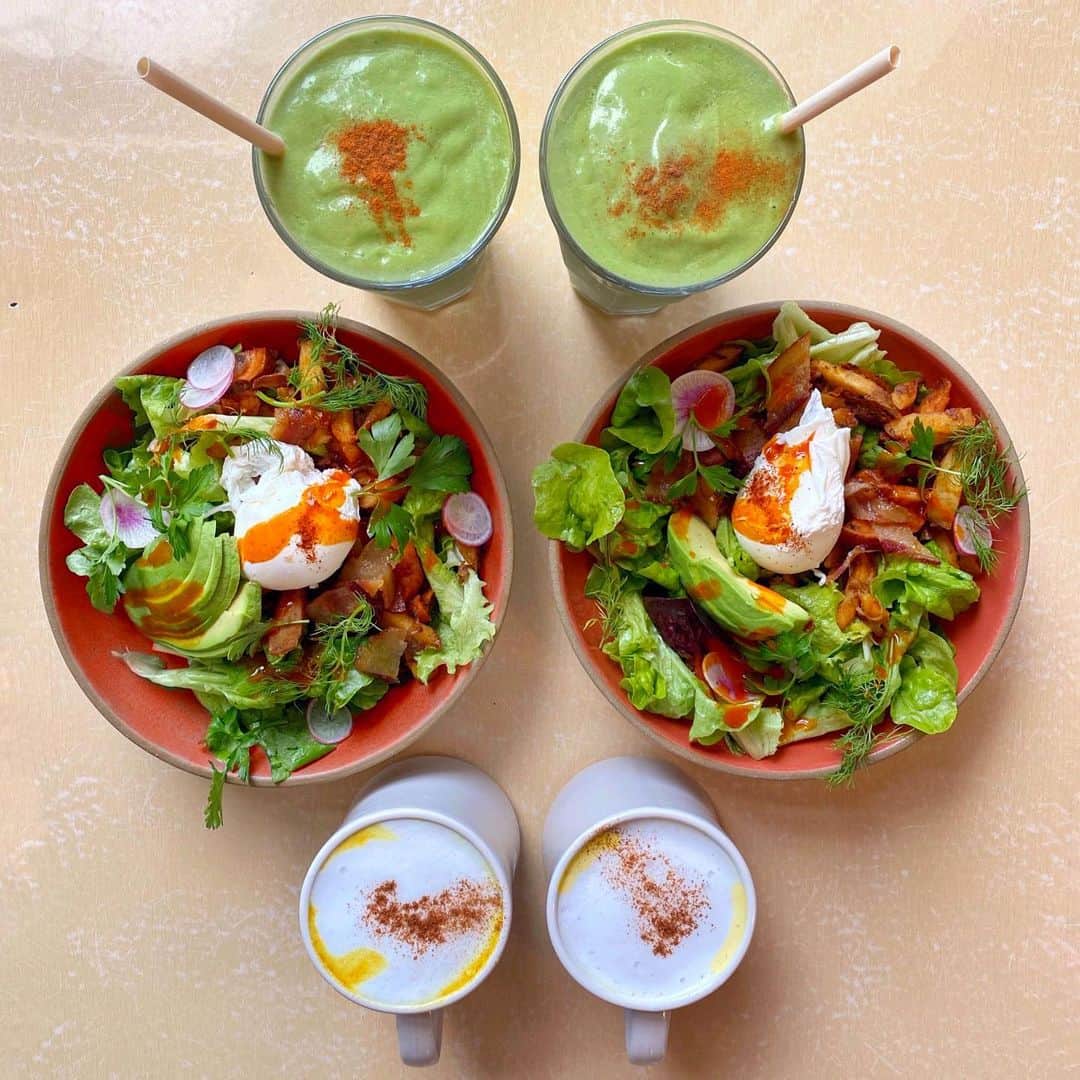 Symmetry Breakfastのインスタグラム：「Good morning and a Merry Christmas to everyone ❤️ did you all have a fabulous time, get everything you wanted from Santa 🎅🏼 and end up slumped on the sofa like us? I certainly hope so! We are having a quick bite @honeyhi in Echo Park before setting off for Pioneertown and Joshua Tree National Park for a few nights. Their Breakfast Bowl, with a No Fomo smoothie and a chai turmeric latte, when in LA darling 💁🏻‍♂️💁🏻‍♂️ #symmetrybreakfast #🇺🇸」
