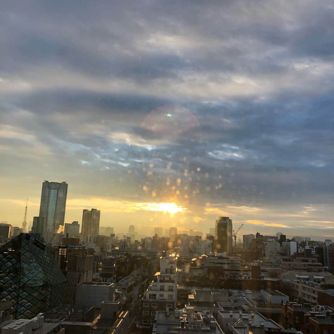 吉見佑子さんのインスタグラム写真 - (吉見佑子Instagram)「毎朝、晴れたらこんな景色。リビングの窓から。建て替え問題で揉めてるこのアパート、半分は空いてる。築50年超えたけれどここ、今も大好き❤」12月27日 7時32分 - yuko_yoshimi