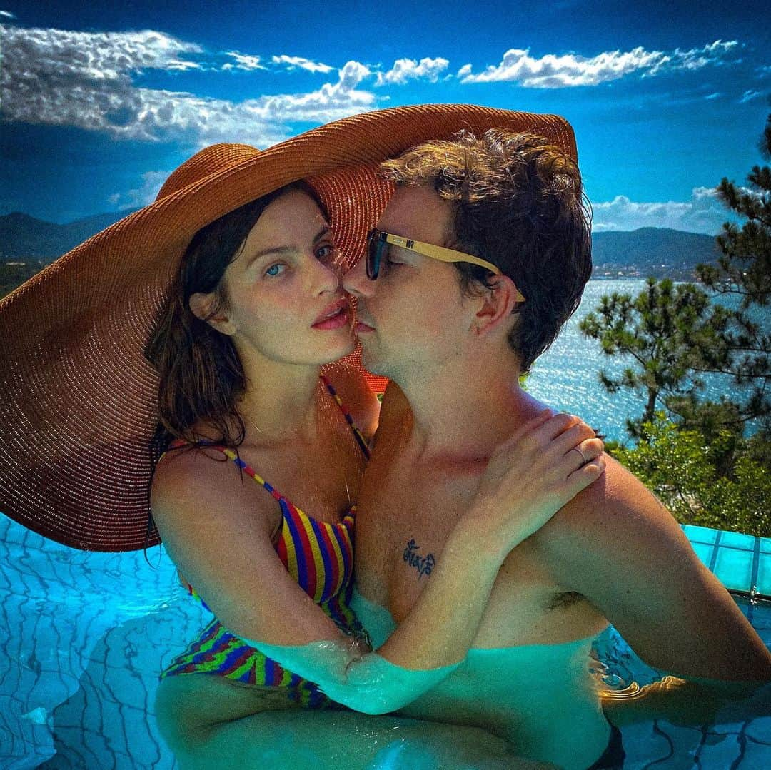 イザベリ・フォンタナさんのインスタグラム写真 - (イザベリ・フォンタナInstagram)「Under my umbrella .... 🥰♥️」12月27日 7時35分 - isabelifontana