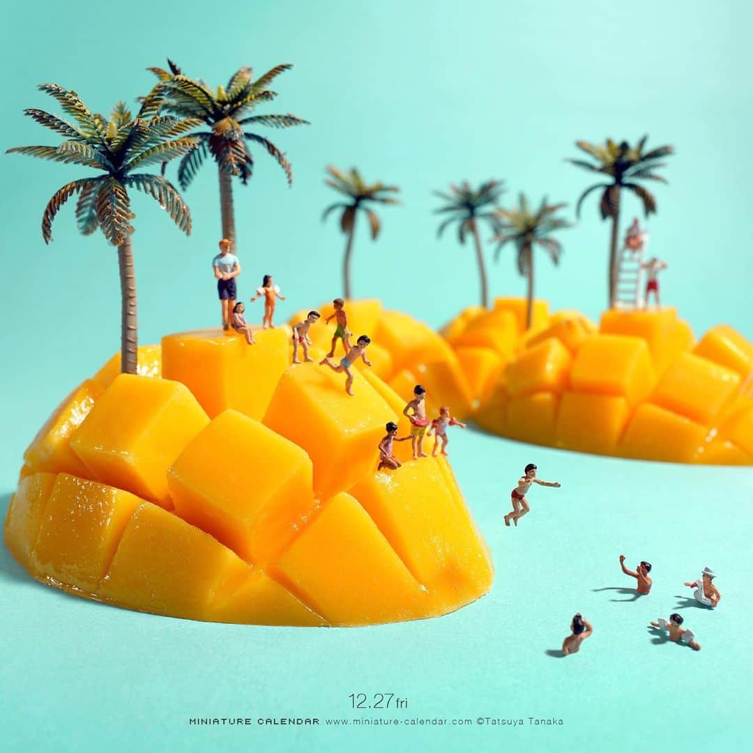 田中達也さんのインスタグラム写真 - (田中達也Instagram)「. 12.27 fri “Mango Go!” . マンゴー食う南国 . #マンゴー #南の島 #食品サンプル #宮崎県 #Mango #SouthernIslands #Fakefood . 💡この作品の実物を本日から開催の宮崎の展覧会で展示しています。 . ────────────────── 《EXHIBITION info》 . 【MINIATURE LIFE展 in 宮崎】 MINIATURE LIFE EXHIBITION in Miyazaki ❗️Start Today❗️ Dec 27, 2019 -Jan 08, 2020 〈ギャラリートーク&サイン会〉 1月4日(土) 13:00〜、16:00～ . 【微型展 2.0 台中站】 MINIATURE LIFE EXHIBITION2 in Taichung until Mar 1, 2020 #微型展 #田中達也微型展 . 【small MUJI vol.1“Miniature”】 until Feb 29, 2020 #smallMUJI #MUJIKamppiHelsinki . ────────────────── 《COMING SOON》 . 【MINIATURE LIFE展 in 千葉】 MINIATURE LIFE EXHIBITION in Chiba ❗️Start Tomorrow❗️ Dec 28, 2019 - Jan 08, 2020 〈ギャラリートーク&サイン会〉 12月28日（土）11:00〜 ／ 15:00〜 12月29日（日）11:00〜 #MINIATURELIFE展 #ミニチュアライフ展 . ℹ️Please look at the Instagram story’s highlight for more information. .」12月27日 7時37分 - tanaka_tatsuya