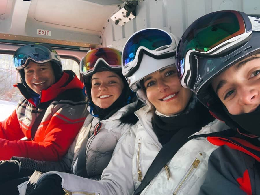 ノア・シュナップのインスタグラム：「went heliskiing for the day 🚁」