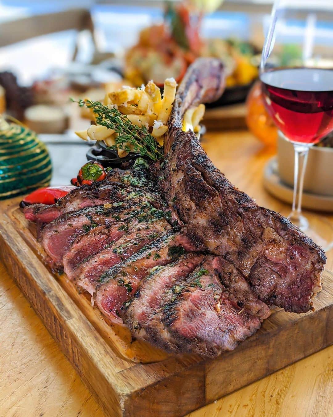 The Venetian Las Vegasさんのインスタグラム写真 - (The Venetian Las VegasInstagram)「@YardbirdSouthern's Creole Spiced Tomahawk Ribeye is sized for sharing and comes with truffle bacon parmesan frites. Try it now through New Year's Eve!」12月27日 7時41分 - venetianvegas