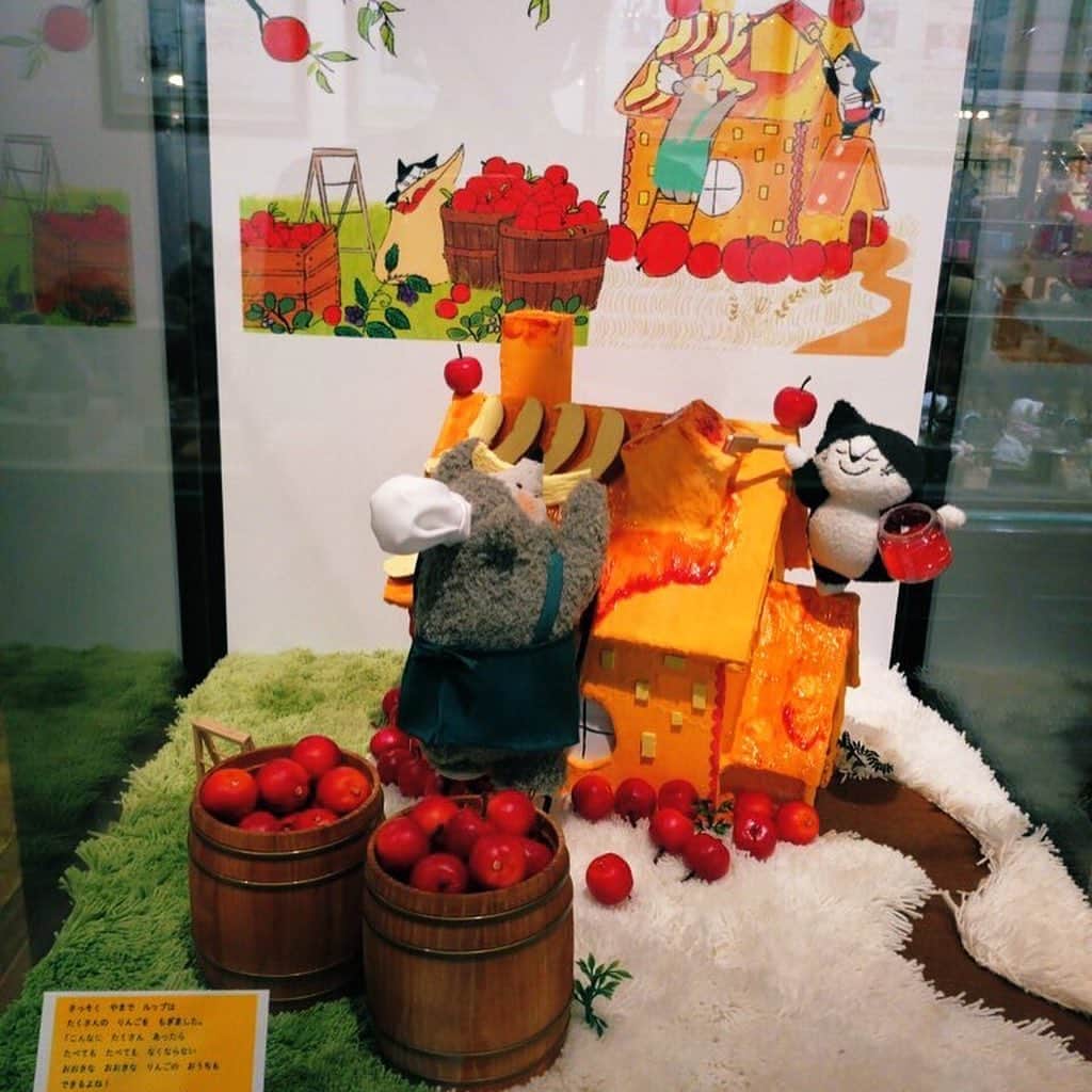 momoroさんのインスタグラム写真 - (momoroInstagram)「本日から3/25まで伊豆テディベアミュージアムにて「こねこのルップりんごだいすき」絵本展が開催されます！ 絵本の世界を表現した展示にしていただいてます🍎限定カフェスイーツや、展示内容またアップします😊どうぞよろしくお願いします。、！良い冬休みを⛄️ #コラボカフェ#こねこのルップりんごだいすき」12月27日 7時43分 - momoro6666