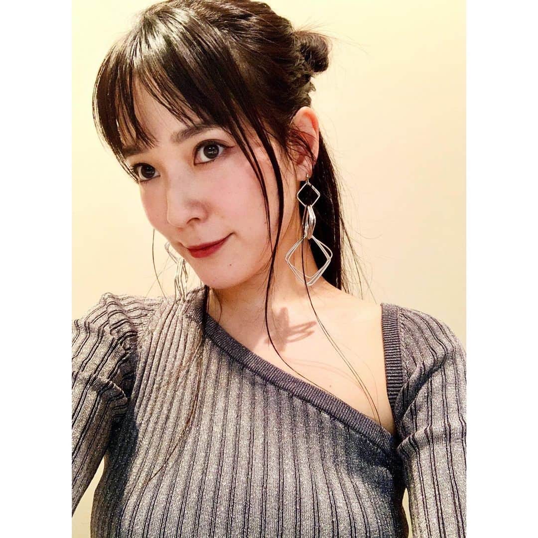 奈津子さんのインスタグラム写真 - (奈津子Instagram)「凄い斬新なカッティングのトップス👗程よいセクシーで大好物過ぎる💕クローゼットが気づけばここのブランドの服ばかりになってます。さて、旅立つぞ✈️ ・ #家電 #セクシー #家電女優 #奈津子」12月27日 7時45分 - natsuko_kaden