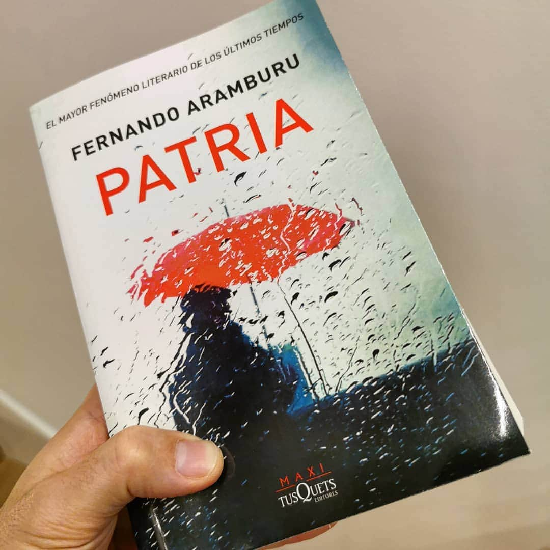 イケル・カシージャスさんのインスタグラム写真 - (イケル・カシージャスInstagram)「#fernandoaramburu #patria ... 📖... #buenasnoches😘」12月27日 7時52分 - ikercasillas