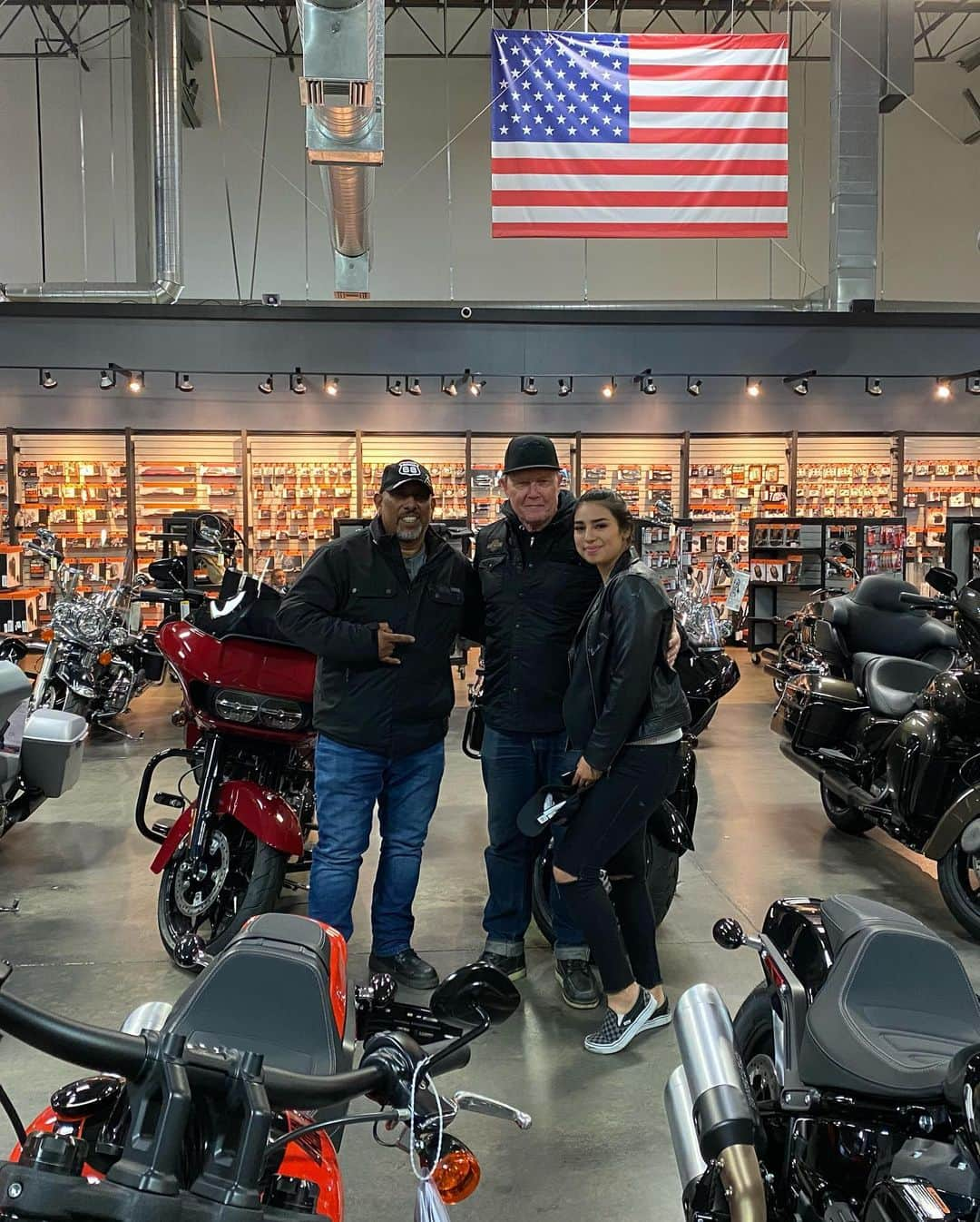 ロバート・パトリックさんのインスタグラム写真 - (ロバート・パトリックInstagram)「Claudia and Enrique bought a new bike today @santaclaritaharley #harleydavidson #harleydavidsonenthusiast #harley #santaclarita #santaclaritacalifornia」12月27日 7時55分 - ripfighter