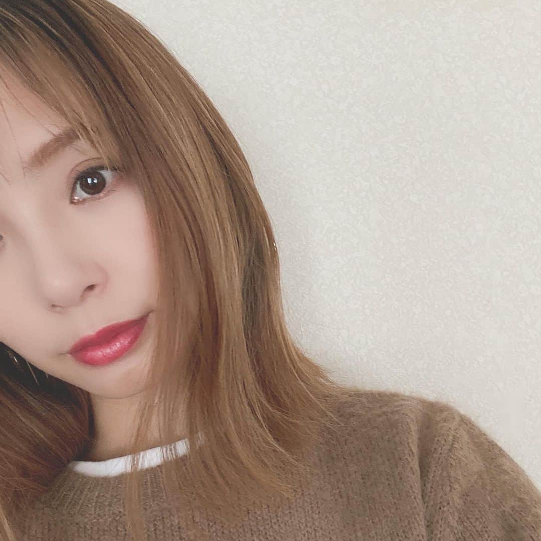 福長優のインスタグラム：「♡ クリスマス終わった瞬間に お正月モードが押し寄せてくる🎍  頑張って髪の毛伸ばし中〜  この長さが絶えどきなんだよねー 切らない、切らない、 目指すわポニーテール🐴  #💇🏽‍♀️ #ハイライトがいい感じ」