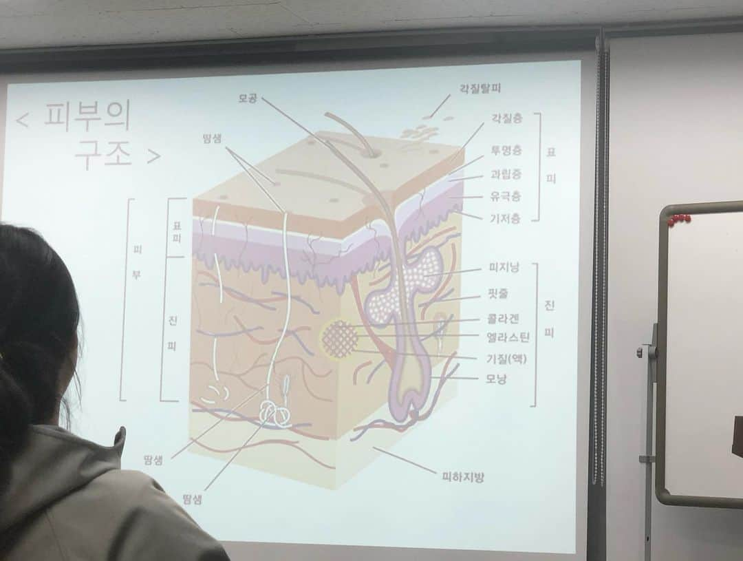 チョア さんのインスタグラム写真 - (チョア Instagram)「한번 #호르몬불균형 으로 인해 아프고 나서 건강에 부쩍 관심이 생겼고 #천연화장품 으로 바꿔 써보며 #아로마테라피 의 효능을 직접 느껴보고선 #아로마테라스피스트 와 #맞춤형화장품조제관리사 에도 도전해보고 있다! 하루 7시간 수업이 어떻게 지나가는지 모를 만큼 신나게 배우고있는데.. 학교다닐때도 이렇게 공부했음 좋았을텐데🤔😅🤣 #영국아로마테라피센터」12月27日 13時25分 - minjinchoa