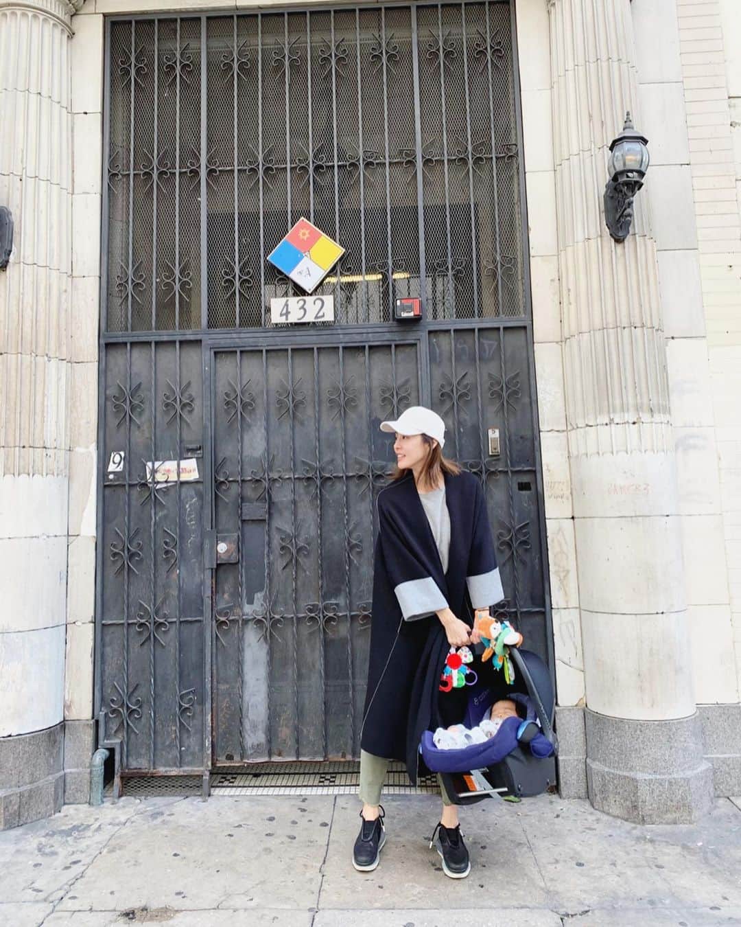 高木りなのインスタグラム：「長男の時から使ってるマキシコシのチャイルドシート。このまま持ち運べるしベビーカーにも装着出来るので大活躍ですが、ジャンボベイビーだと軽々持てないのが現実。 1枚目は理想。 2,3枚目は現実です🏋🏻‍♀️ #ジャンボベイビー#ビッグベイビー  첫째때부터 쓰고 있는 카시트.  첫번째 사진은 이상.  두세번째 사진은 현실.  #점보베이비 #허리야...」