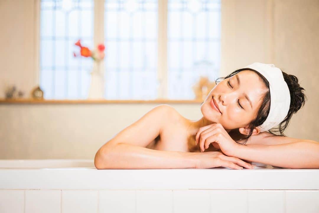 のインスタグラム：「. 2019年も残りわずか🎍 今年のうちにカラダの角質も大掃除して、すっきりした気持ちで年を越しましょう✨  ボディソープを泡立てて、ボディブラシで撫でるようにして角質をオフ！ お風呂上がりにはしっかり保湿ケアをしてくださいね💡 . . . 本年はキレイモのInstagramをご覧いただき、ありがとうございました！ 2020年もどうぞよろしくお願いいたします🙇‍♀️✨ . . #KIREIMO #キレイモ #脱毛 #全身脱毛 #脱毛サロン #kiremaga #美容 #美容情報 #美容部  #ヘアケア #ボディケア#美容ケア  #スキンケアマニア #美容オタク #透明感 #透明感女子 #紫外線ダメージ #紫外線ケア #肌ケア #肌質改善 #ニキビケア #毛穴ケア #肌荒れ改善 #肌荒れ対策 #肌荒れケア #背中ケア #スキンケア方法」