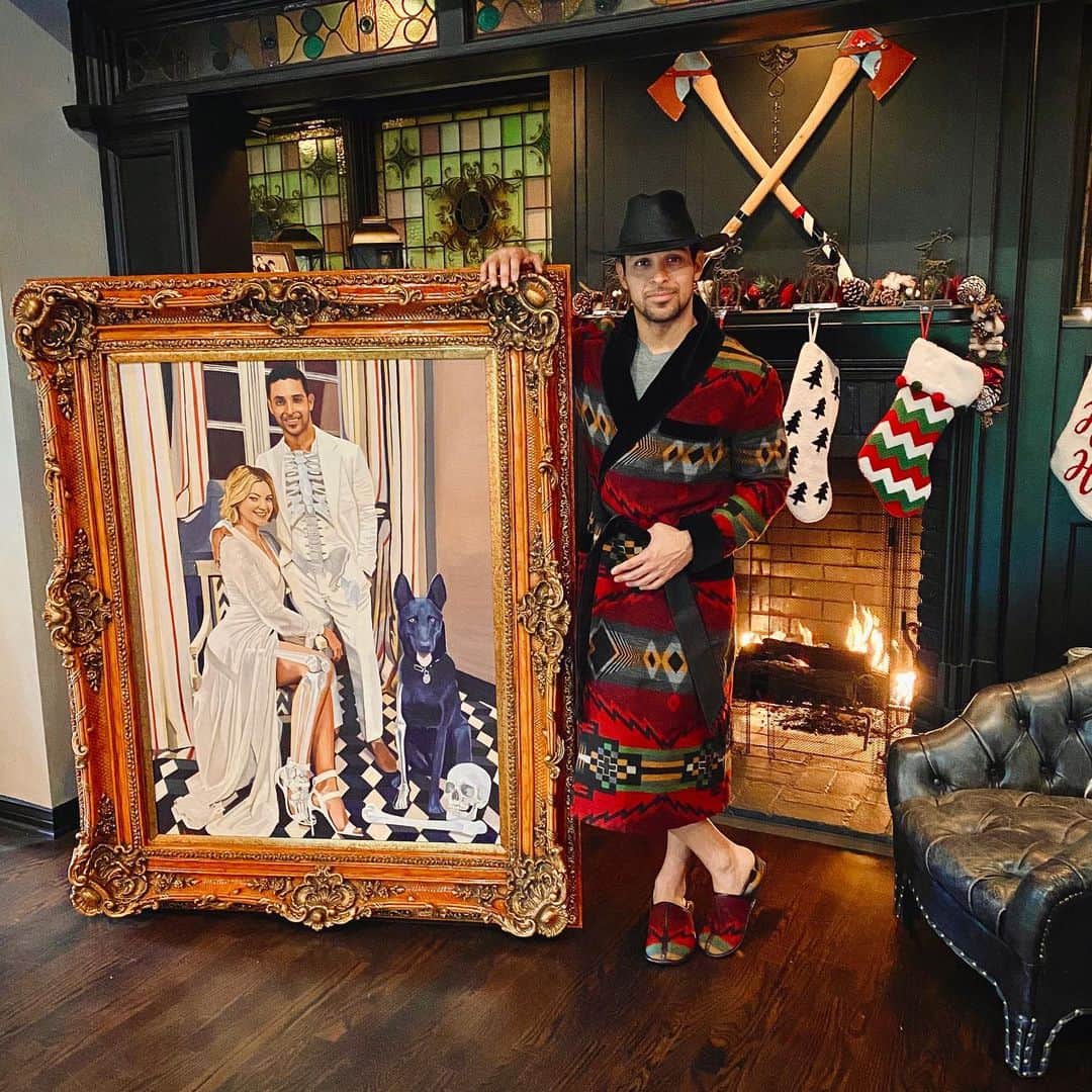 ウィルマー・バルデラマのインスタグラム：「Tony Montana, sorry compa.. my Elvira just Scarface certified me.. Now where to hang one of the illest gift I’ve ever gotten! Wow Chimi! 🥺 #ShePutAFrameOnIt」