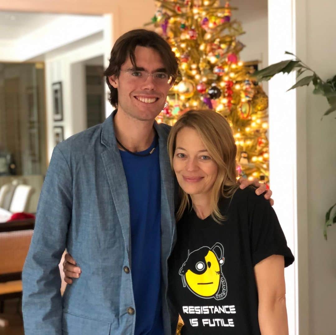 ジェリー・ライアンのインスタグラム：「When your son gets you the most perfect t-shirt for Christmas... 🖖🏻❤️🤣 #thatsmyboy #christmasmorning #Borg #trekthehalls」