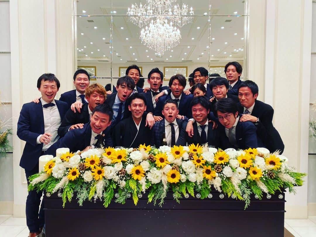 寺川俊平さんのインスタグラム写真 - (寺川俊平Instagram)「* 21日でしれっと32歳になりまして。 誕生日は親友の結婚式で高知に 大学サッカー部の同級生みんなでお祝いしに。 歳とったのか、なんかずっと泣いてたなぁ。笑 カツオはやはりものすっごく美味しかったし、 高知の人たちはみんなとても温かくて、 結婚した同級生の高校時代の仲間とか 市場で横の席で飲んでたおっちゃんとか みんなすぐ友だちになって、乾杯しちゃう感じでした。 友だち100人すぐできる。 楽しい思い出が出来すぎて 翌日しんみりしちゃうような、 そんな余韻に酔いしれながら帰京。 迎えたやべっち年内ラスト。 もうこの番組に来て実は1年以上経つんだなぁと こちらもセンチメンタル。 ワイルドで純真無垢で正直なスタッフや、 たまに僕の方が後輩に見られちゃうくらいちゃんとしてる、 いや実際そうでもないこと結構あんぞな久冨、 そして、危なっかくて、大きく出て失敗・反省の繰り返しが、 かつての自分（今も？笑）を見てるようで、放っておけない 真っ直ぐおばけの可愛い後輩三谷。 来年も真剣に楽しく必死にサッカーの魅力を伝える番組をみんなで作っていきたいです！ あ、ただ久冨さん三谷さん 女性用のサンタ衣装を無理やり着せるのはもうやめてください！* * クリスマスは仲良い友だちで集まって ちゃんこ鍋に鶏の塩麹焼き。 さみしくなんてないんだから！！ …てな具合で…… “人と生きる”と書いて「人生」 そんな感じの素敵な年末です。  日頃更新してない分を多めに放出しました。笑 来年こそは、マメさが欲しい…。 さて、 バスケのウインターカップに行ってきます！ まだまだ働くぞー！  #長文ごめんなさい #最後まで読んでくれた方 #中身なくて #ごめんなさい #12月　の #思い出グラム」12月27日 8時14分 - shumpei_terakawa