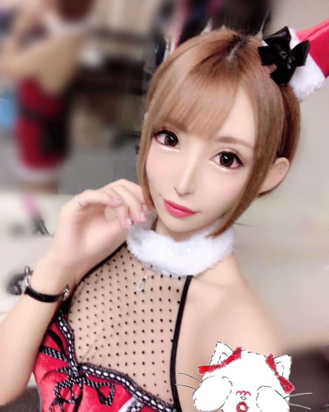 葉月七瀬のインスタグラム：「クリスマスイベント ありがとうございました～🎅🏻🎄 クリプレ、シャンパン嬉しい💓 ベロベロすぎて出勤前に更衣室で撮った サンタコスしかない😢 全然、映えない( ; ᴗ ; )‪ 毎月イベントあるから大丈夫さ〜(開き直り) . キンクイのらんちゃんも来てくれて 前一緒に働いてた時、挨拶しかしなかったけど めちゃくちゃガールズトークできた 素敵なクリスマスになったよ🥰 #クリスマスイベント #サンタコス  #キャバ嬢 #歌舞伎町#イロハ #キングダムクイーン  #ガールズトーク」