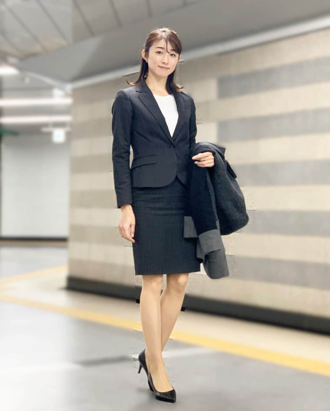 森木美和さんのインスタグラム写真 - (森木美和Instagram)「たまのスーツ着用デーでした。ビシッと仕事納め‼️﻿ ﻿ 2019年お疲れ様でした﻿ ﻿ ﻿ #仕事納め﻿ #スーツ女子﻿ #お疲れ様です ﻿」12月27日 8時14分 - miwamoriki