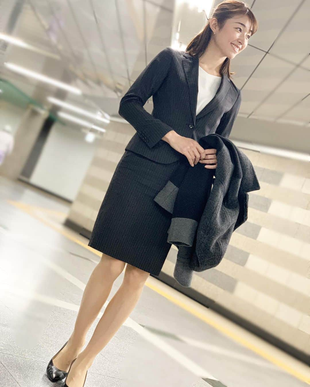 森木美和さんのインスタグラム写真 - (森木美和Instagram)「たまのスーツ着用デーでした。ビシッと仕事納め‼️﻿ ﻿ 2019年お疲れ様でした﻿ ﻿ ﻿ #仕事納め﻿ #スーツ女子﻿ #お疲れ様です ﻿」12月27日 8時14分 - miwamoriki