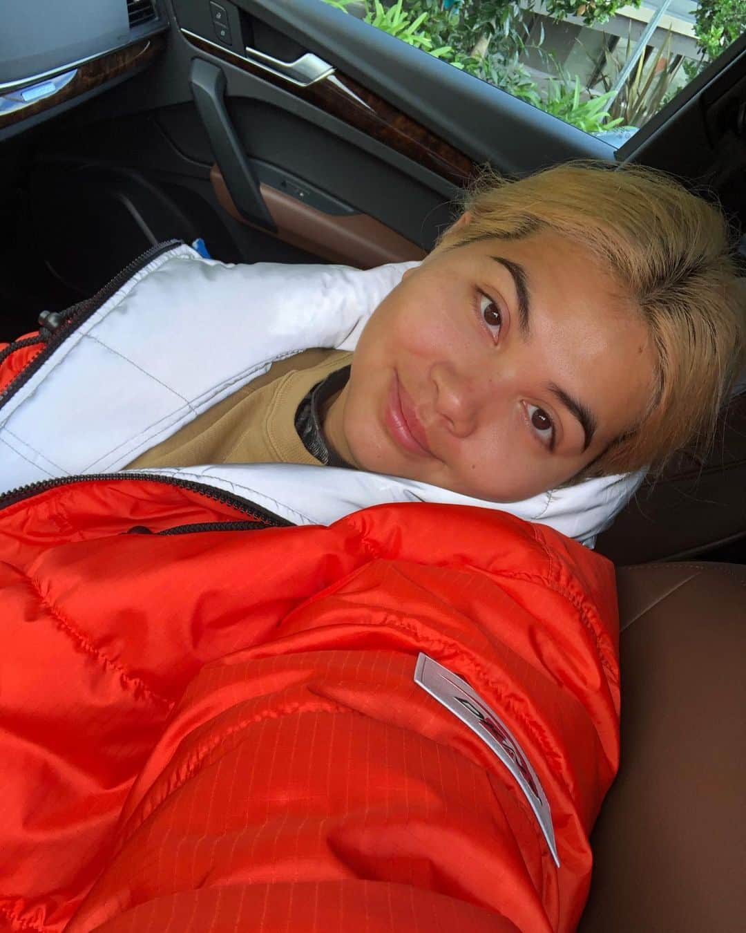のインスタグラム：「always looking way too dramatic with my jackets in California」