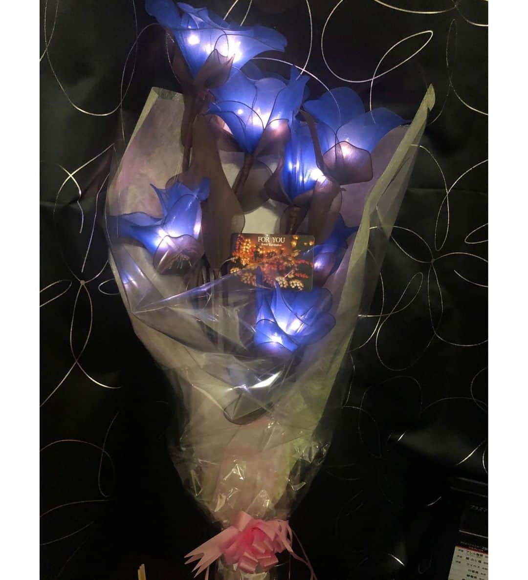 リアラさんのインスタグラム写真 - (リアラInstagram)「FOR YOU flower illumination 🎁 @c_foryou_ . . スライドしてね→→→ . . 一から丁寧に手作業で作ってる電飾のお花💐  造花だから永遠にコンセントがあれば腐らずに光ります…♡ 私は自分へのクリスマスに自分へプレゼントしました🎄笑  これ絶対プレゼントしたら喜ぶと思います♡  #花#flower#癒し#電飾#手作り#お祝い#プレゼント#造花#キラキラ#ピカピカ#インテリア#歌舞伎町#新宿#キャバ嬢#キャバクラ#アマテラス#リアラ」12月27日 8時13分 - riaranyan