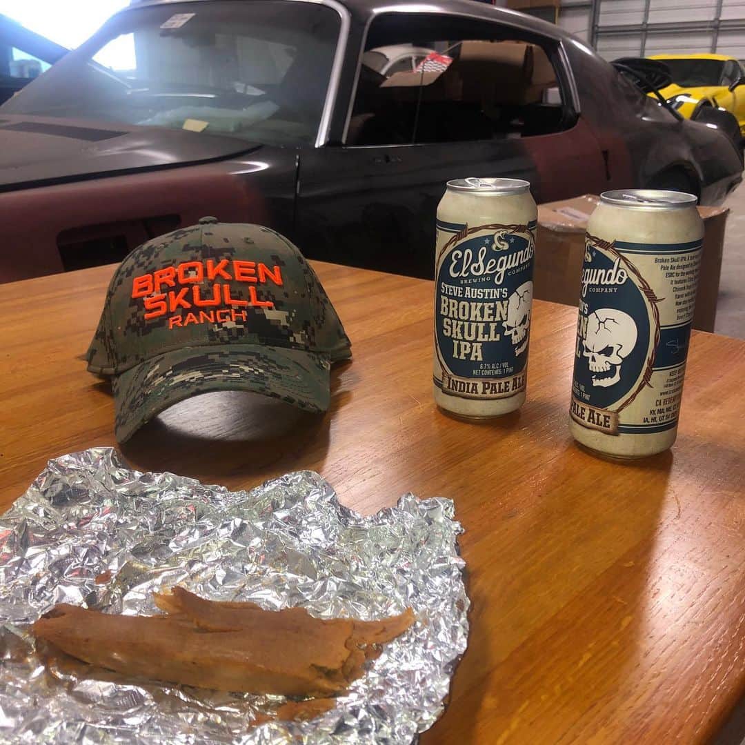 ストーン・コールド・スティーブ・オースチンのインスタグラム：「Employee nutrition is one our top priorities at Broken Skull Speed Shop. Homemade tamales, @esbcbrews Broken Skull IPA for the win.  #texas #eatfast #gofast #coldbeer  @suprsonix: Lead mechanic, fabricator, and bullshitter.」