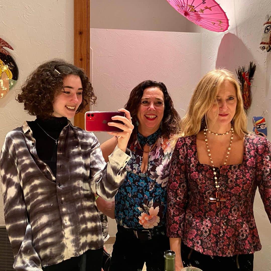 ナネットレポーのインスタグラム：「Getting ready for cugini night at my dad’s  house. Our last Ohio family party of 2019. 🎉」