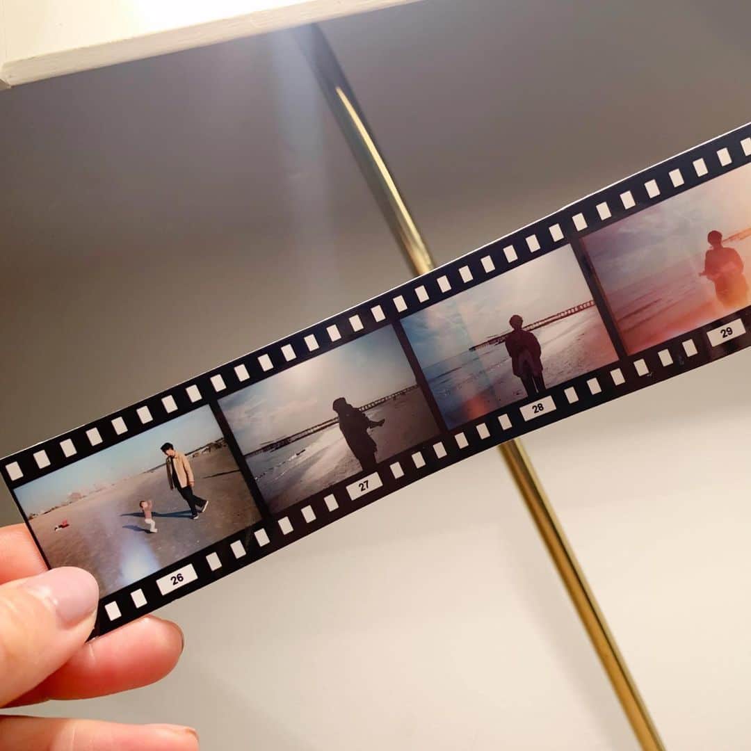 のインスタグラム：「The photography history begins with a Nieps question: “ We always tend to keep humans gaze in the memory through the eyes and hearts but could we keep them in other way instead?”﻿ Loved family, loved ones, close friends ... And the history of this world and the scenery that can be seen now.﻿The path of photography was established by the hard feelings about them. It is a romantic technique to put a proof of being here, each photos are memories.﻿ Sometimes a photo shows beyond reality, and a little reality is acceptable in the photos. Photography tells us how a person owns the world, and the difference between the world we imagined and the reality in the pictures. By looking at the photos, you see that there is a gap between their own mentality and the reality, and they perceive their own story and the reality. ﻿ ﻿ 写真とは思い出。﻿ 森山大道の写真論が好きだ 「人間の視線のありのままを目と心の記憶に留めるだけではなく、他の方法によって留めておくことはできないだろうか」というニエプスの問いから写真は始まった。愛する家族を、恋する人を、親しい友人達を、そしてこの現し（うつし）世のあれこれと、いま目に映る風景を。それらへのもだし難い想いから写真の道は拓かれた。今ここにいる証を残すロマンティックな技法。﻿ ﻿ 時に写真は現実を越えて現れるし写真の中は少しの現実でいいといつも思う。自分が頭の中で既に写した一枚と映し出された写真との差、そのリアルを知るために私は今日も写真を撮る﻿ #fatherdaughter #newyork #photography ﻿ #family #familyphotography #memory」