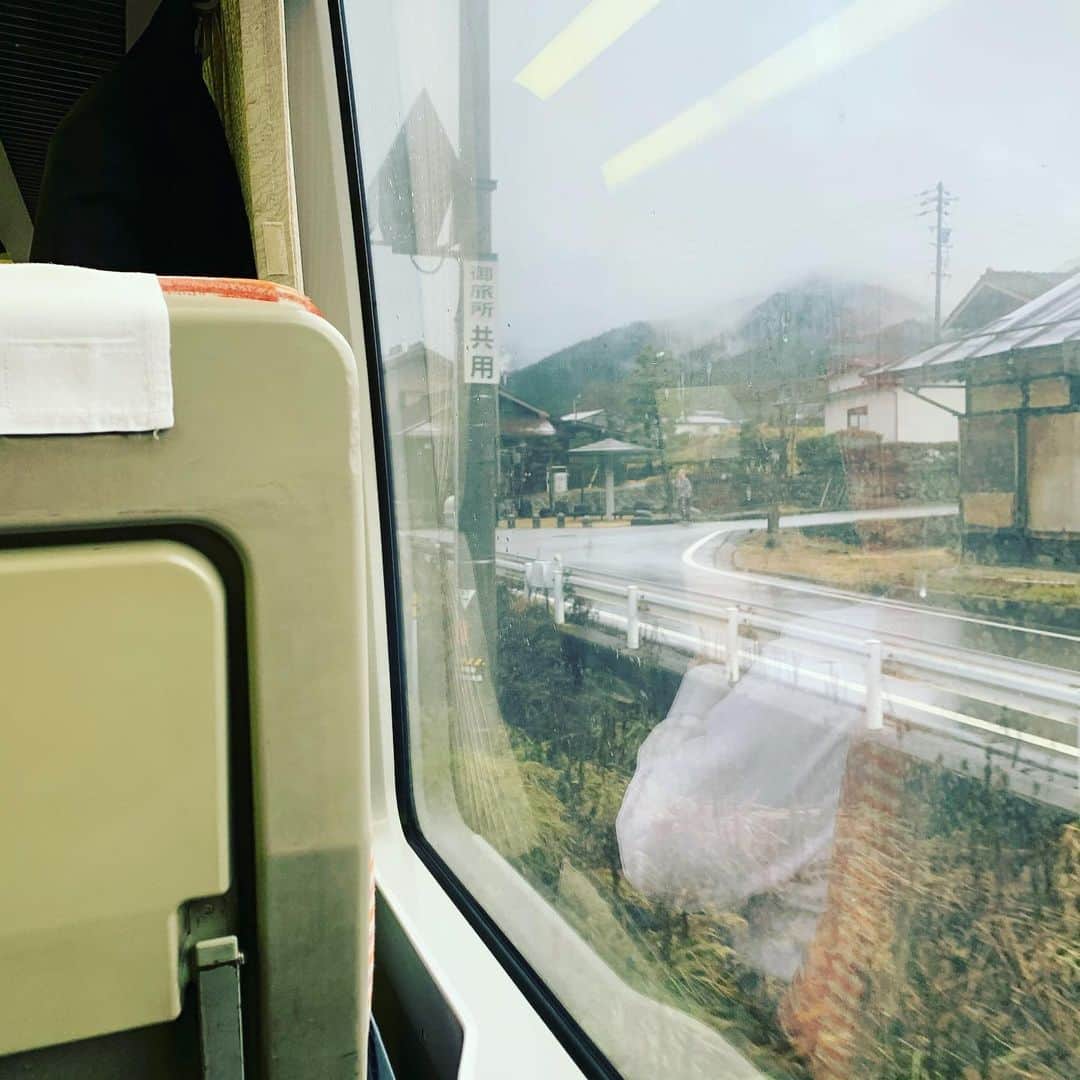 都竹悦子さんのインスタグラム写真 - (都竹悦子Instagram)「今年の仕事納め！ 名古屋に向かっています。  いつもは高速バス愛用者ですが、年の瀬で交通状況が読めないためワイドビューにて。 つい車窓風景を眺めてしまう。 ガタンガタンという規則的な音に、ディーゼル車ならではの加速音。気持ち良くて寝ちゃいそう！  #ワイドビューひだ　#名古屋行き　#電車ではない　#ディーゼル車　#単線列車　#高山本線　#2019年仕事納め　#マスクの中で口角筋肉のストレッチ　#ナレーション」12月27日 8時37分 - etsukotsuzuku