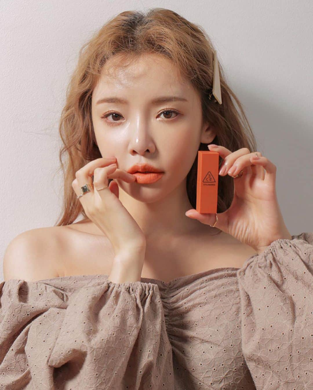 3CE Official Instagramさんのインスタグラム写真 - (3CE Official InstagramInstagram)「#goodmorning🍊  3CE LIP COLOR #229 DRY_TANGERINE #3CE #3CELIPCOLOR」12月27日 8時38分 - 3ce_official