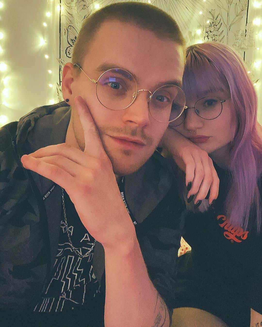 iBlaliのインスタグラム：「Bekomme z.Z. oft mit dass Leute schreiben "Vik und Aki hassen sich". Wir haben uns zwar getrennt, sind jedoch nachwievor cool + supporten uns gegenseitig. Haben uns beide für diesen Schritt entschieden & mir ist bewusst, dass Außenstehende den tea wollen und sowas immer meeega spannend finden, aber es herrscht kein Drama. Glaubt nicht plump irgendwelchen Gerüchten die ihr im Internet aufschnappt. 🙈」