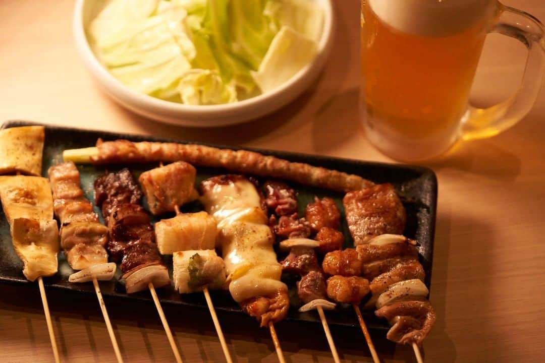 Birthplace of TONKOTSU Ramen "Birthplace of Tonkotsu ramen" Fukuoka, JAPANさんのインスタグラム写真 - (Birthplace of TONKOTSU Ramen "Birthplace of Tonkotsu ramen" Fukuoka, JAPANInstagram)「Yakitori (grilled chicken skewers) are one kind of must-eat local specialty when in Fukuoka. These skewers are served with bite-sized pieces of all different parts of chicken, like thighs, breasts, organs such as liver or heart and many more which usually just set you back from a mere 100yen. Yakitori dishes can be enjoyed at many restaurants in Fukuoka, from long-established to on-trend chains, where tourists can pick from a wide range of classic recipes to creatively arranged seasonings. Yakitoris coated in coated in salty-sweet sauce or salt always pair well with beer! ©Fukuoka Prefecture Tourist Association  #fukuoka_tonkotsu #ilovefukuoka #fukuokalover #fukuoka #fukuokapics #yakitori #chickenskewers #fukuokafood #fukuokagourmet #fukuokatrip #fukuoka_funfood」12月27日 8時52分 - goodvibes_fukuoka