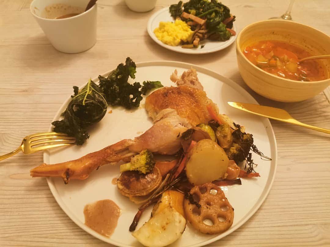 脇田恵子さんのインスタグラム写真 - (脇田恵子Instagram)「Roasted chicken 🍗😋 for my Christmas dinner. カリカリケールがいい感じ🎄」12月27日 8時58分 - keiko_wakita3