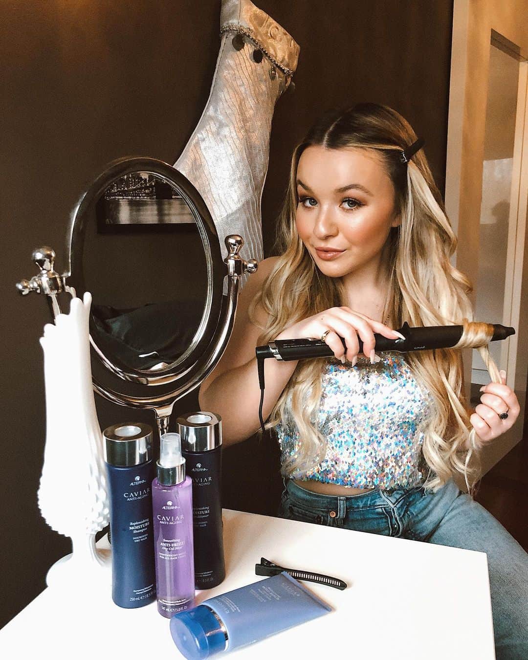 トーリ・ウェブスターのインスタグラム：「My go-to holiday style… glamorous waves! So unbelievably easy but here are a few tips: + prep hair with @alternahaircare Caviar Anti-Aging Replenishing Moisture Shampoo & Conditioner + section back hair using CRICKET Super Grip clips + use @ghd_northamerica 1” taper wand (perfect for even heat and loose curls) + throw on a sparkly shirt to be extra like me ✨♥️😂 All hair products are available @chattershairsalon  #ShareTheChatter *ad」