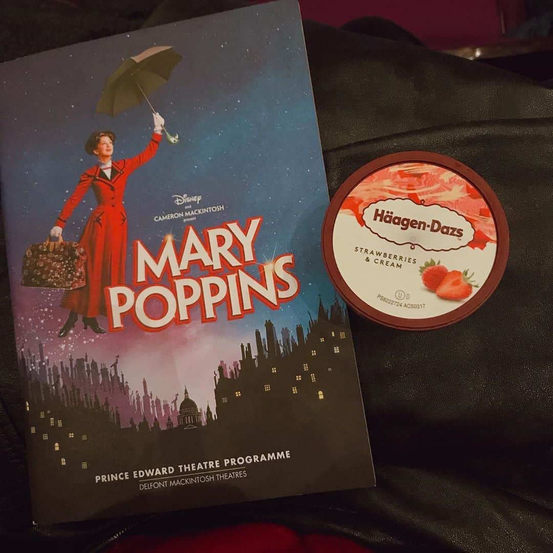 佃井皆美さんのインスタグラム写真 - (佃井皆美Instagram)「Musical【MARY POPPINS】 カラフルでキラキラで夢に溢れてて、 とにかくHappyになれる舞台でした！！ 私にとってのメリーポピンズみたいな人の顔が思い浮かんで、私も誰かにとってのメリーポピンズになりたいなと思いました。 いつも姪っ子と一緒に聴いてるディズニーのCDに入ってる大好きな曲を生で聴けたのもめっっっちゃ嬉しかった！！ 「スーパーカリフラジリスティックエクスピアリドーシャス♪♪」 1度はやってみたかった幕間にアイス！ 日本ではできないからね♪ お酒やお菓子を片手に観劇できるし、さいこーー！  #ロンドン #観劇 #musical #メリーポピンズ」12月27日 9時09分 - minamitsukui