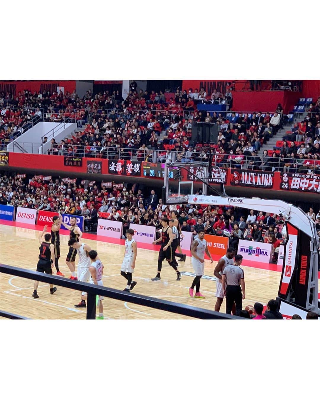 神戸麻衣さんのインスタグラム写真 - (神戸麻衣Instagram)「2019バスケ納め🏀 12/25(水)Bリーグ🏀 アルバルク東京vs秋田ノーザンハピネッツ in アリーナ立川立飛 . 前半はルカHCがテクニカルで退場してしまい… ミスも多く流れを掴めないままローゲムで後半戦へ🙌 後半に強いALV🔥持ち味のタフさで逆転勝利🏆✨ 今年最後のホームゲームを勝利で終えました👏 秋田は昨シーズン観ていた時よりも精度が上がっていて、Cはバネがあるし小技が効く🙌 大体みんなヤクルトジャンプだもんな🙄 保岡選手の3P決定率も凄かった〜！ みきちゃんの推しメンの渋谷から秋田に移籍した伊藤選手もいつの間にか金髪になっていて、大活躍してました😇 . これで2019のバスケ納めかな😌🏀🔥 #basketball #sports #sportsgirl #bリーグ #jbl #アルバルク東京 #秋田ノーザンハピネッツ #アリーナ立川立飛 #立川立飛 #バスケットボール #スポーツ #スポーツ観戦 #スポーツ女子 #女バス  #バスケ女子 #basketballgirls #mc #司会 #reporter #リポーター #モデル #神戸麻衣」12月27日 9時14分 - mai_g916