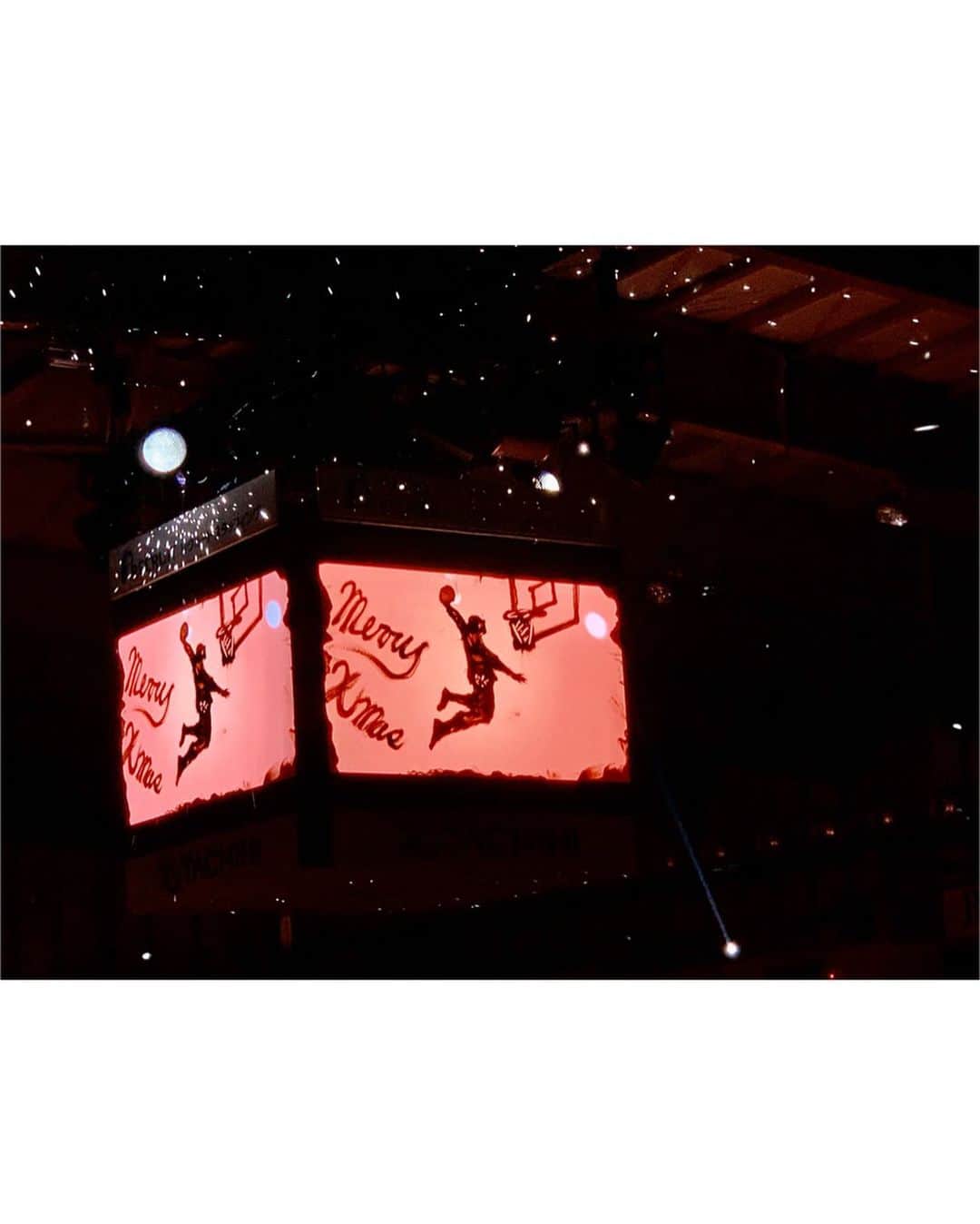 神戸麻衣さんのインスタグラム写真 - (神戸麻衣Instagram)「2019バスケ納め🏀 12/25(水)Bリーグ🏀 アルバルク東京vs秋田ノーザンハピネッツ in アリーナ立川立飛 . 前半はルカHCがテクニカルで退場してしまい… ミスも多く流れを掴めないままローゲムで後半戦へ🙌 後半に強いALV🔥持ち味のタフさで逆転勝利🏆✨ 今年最後のホームゲームを勝利で終えました👏 秋田は昨シーズン観ていた時よりも精度が上がっていて、Cはバネがあるし小技が効く🙌 大体みんなヤクルトジャンプだもんな🙄 保岡選手の3P決定率も凄かった〜！ みきちゃんの推しメンの渋谷から秋田に移籍した伊藤選手もいつの間にか金髪になっていて、大活躍してました😇 . これで2019のバスケ納めかな😌🏀🔥 #basketball #sports #sportsgirl #bリーグ #jbl #アルバルク東京 #秋田ノーザンハピネッツ #アリーナ立川立飛 #立川立飛 #バスケットボール #スポーツ #スポーツ観戦 #スポーツ女子 #女バス  #バスケ女子 #basketballgirls #mc #司会 #reporter #リポーター #モデル #神戸麻衣」12月27日 9時14分 - mai_g916