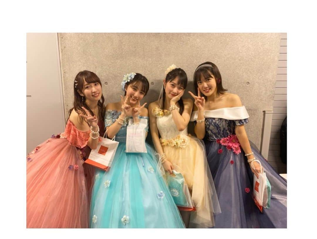 里田まいさんのインスタグラム写真 - (里田まいInstagram)「カントリーガールズのラストライブへ！﻿ ﻿ いろんなポイントで感動しちゃった。﻿ ﻿ ﻿ 公演前、ハロプロのほかのグループのメンバーや卒業生がカントリーのライブを見に来た！というところにまず感動！すごいことだ。。。﻿ ﻿ オープニングのメンバーの可愛さに感動、、、泣けてくる。﻿ ﻿ カントリー娘。時代の曲、イントロ流れる度鳥肌。﻿ ﻿ しかもどの曲もとても丁寧に、素晴らしいクオリティで披露してくださり、もう感無量。﻿ ﻿ ﻿ わたしには出来なかった。そんな風に歌うのかぁ！こんな風に表現するのかぁ！と、感心しきり、、、﻿ ﻿ パフォーマンスしつづけてくださって、ありがとうございました。﻿ ﻿ カントリーガールズの曲も、かっこよくてかわいくて。﻿ ﻿ 最高。﻿ ﻿ そして、、、﻿ ファンの方の声援、盛り上がり、合いの手（言い方合ってる？）懐かしくもあり、またまた感動。﻿ ﻿ アンコールのカントリーコールに、ジーン。。。﻿ ﻿ そんでもって小関舞ちゃんのことを、マイチャーン！ってファンの方が叫ぶ度ちょっと反応してしまう😂←完全に勘違い🤣﻿ ﻿ あの空間にいられたことを幸せに思います。﻿ ﻿ 最後だからと力まずに、丁寧に、真摯に、ステージでパフォーマンスし、話す彼女たちのプロフェッショナルな姿に脱帽。﻿ ﻿ 最後のみんなの涙も、初めて会った日のように、やっぱり美しかったなぁ。﻿ ﻿ ﻿ ﻿ ﻿ ライブ中、自分がハロプロ時代、がむしゃらに、不安そうに、それでも信じて走り続けていた日々を思い出して、涙を堪えて観てました。﻿ ﻿ ﻿ こんな気持ちをありがとう。﻿ ﻿ これからのみんなの進む道に、幸あれ、、、！﻿ ﻿ ﻿ 写真はみんなと(^^)﻿ ﻿ あと久々に会えた﻿ @sayumimichishige0713 ちゃんと！﻿ しげさ〜ん﻿ 助かった〜﻿ 安心するわ〜﻿ ﻿ @miyaaa0825 ちゃんもいたのに一緒に写真撮れず！声かけたらよかったー😭次こそは！﻿ ﻿ ﻿ 最高のライブを見て、余韻に浸りながら、でも久々の現場だったので緊張しちゃって、ハロプロのみんなに「一緒に写真撮ってください」を言う勇気が出なかったほろ苦な帰り道でした🤣﻿ ﻿ #カントリーガールズ #ハロプロ」12月27日 9時25分 - maisatoda_official