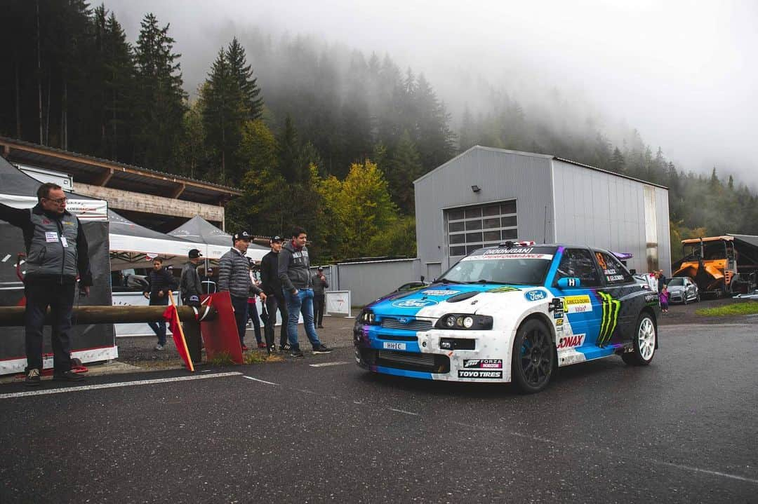 ケン・ブロックさんのインスタグラム写真 - (ケン・ブロックInstagram)「Rally takes you to some really interesting places… like this test road in the foggy Swiss Alps, with some farm equipment and a shed in the background - and Sebastian Loeb’s national team parked at the start of this test stage! Ha. That’s part of why I love this sport. Hit the link in my bio to check out some details on the Ford Escort Cossie V2, AND see my buddy @theneilcole get a proper ride-along on this sketchy, narrow mountain road. #testdaysarethebestdays #SwissAlps #BlockEscortCossieV2 #CossieWorldTour #RIV19」12月27日 9時26分 - kblock43