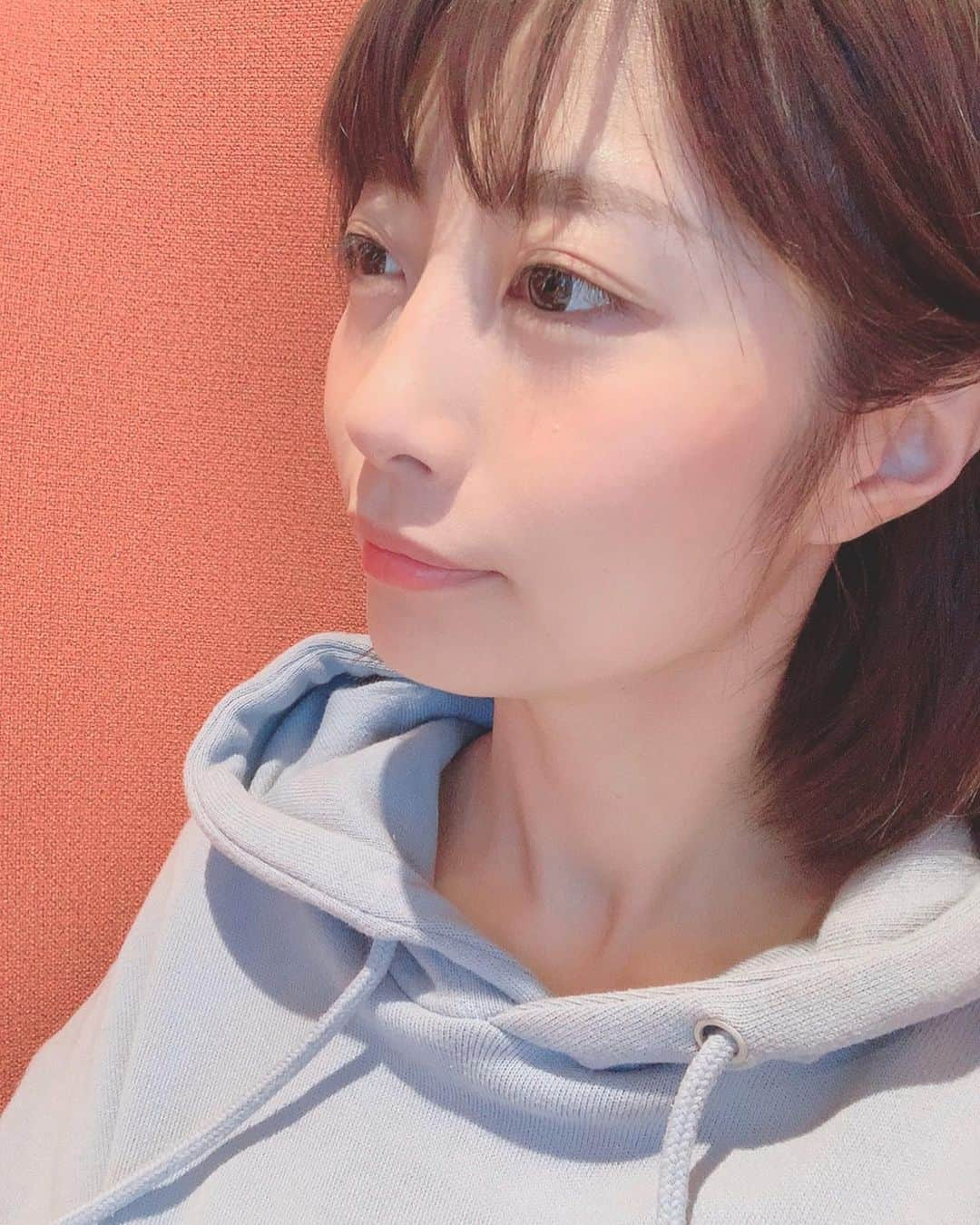 古川真奈美さんのインスタグラム写真 - (古川真奈美Instagram)「.﻿ .﻿ .﻿ 先日…新宿にあるエレナクリニック @elena__clinic さんで﻿ 脂肪溶解注射bnlsneoをやってきました🧚🏻‍♀️﻿ ﻿ 人生初の脂肪溶解注射😎⚡️﻿ ﻿ 脂肪を分解して小顔になるって施術で、わたくしは﻿ 二重アゴを退治してきたよww﻿ 注射なんやけど全然我慢できる痛さだし、ダウンタイムみたいなのもないから、終わった直後から化粧もできてそのまま仕事にいってきました💁🏻‍♀️💓﻿ ﻿ ﻿ 一回でもシュッとしたので、おぉーーーと感動してる🥺﻿ ﻿ ﻿ ﻿ ﻿ #1枚目は施術後﻿ #2枚目動画は施術前﻿ #3枚目動画は施術後﻿ #4枚目は2日後﻿ #5枚目は施術前﻿ #画像だと変化分かりにくいかもだけど自分が何より変化に気付いてるので満足です﻿ #エレナクリニック #ハイフ #医療ハイフ #ソノクイーン #リフトアップ #美肌 #脂肪溶解注射 #bnlsneo #小顔注射 #最新美容 #美容クリニック #美容皮膚科 #新宿 ﻿ #instalike #instamood ﻿ #ow #instapic #instaphoto﻿ #girl　#follow #followme  #gravure  #japanesegirl  #selfies」12月27日 9時36分 - mana_0619