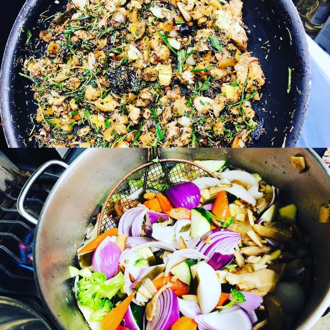 Peace Cafeさんのインスタグラム写真 - (Peace CafeInstagram)「Chef Shota is making special curry now. Lots of vegetables, fresh herb like thyme, oregano, and garlic and apple inside. It’s going to be awesome!! Come and try it:)✨💕👍 #peacecafe #peace #vegan #vegetarian #healthy #glutenfree #curry #veganfood #happywelivehawaii #hawaiioahu」12月27日 9時50分 - peacecafehawaii