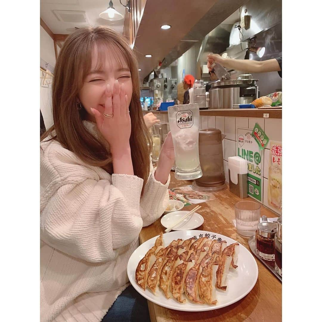 堀尾実咲さんのインスタグラム写真 - (堀尾実咲Instagram)「ぽんたろと忘年会🍺  ひたすら餃子を食べる会🥟笑  ぽんたろとは長い付き合いになるけど、お食事する時カウンターに一緒に座ったこと一度もなくてへんなかんじw 授業以来のお隣だったよ＼( 'ω')／」12月27日 9時48分 - misaki.horio