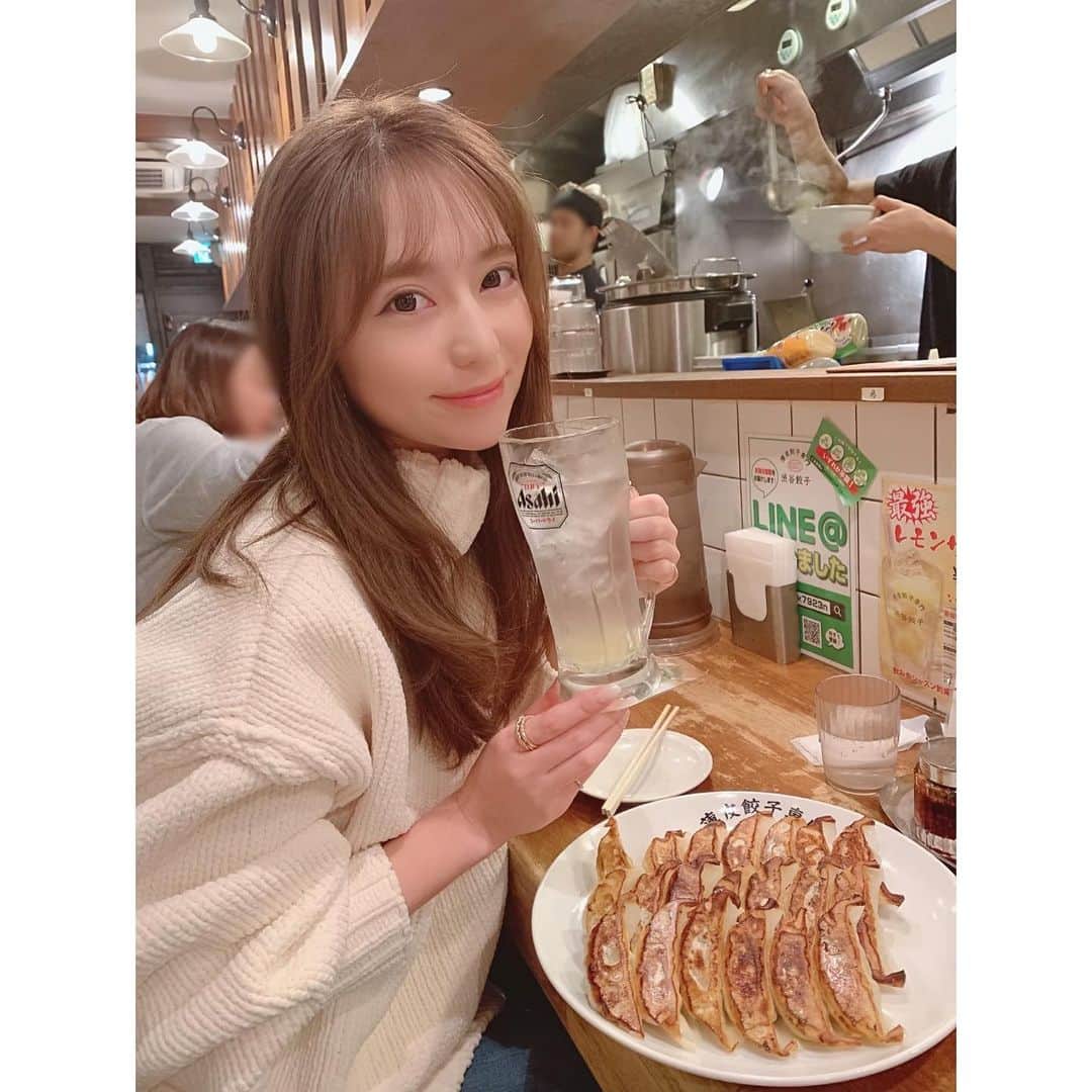 堀尾実咲のインスタグラム：「ぽんたろと忘年会🍺  ひたすら餃子を食べる会🥟笑  ぽんたろとは長い付き合いになるけど、お食事する時カウンターに一緒に座ったこと一度もなくてへんなかんじw 授業以来のお隣だったよ＼( 'ω')／」