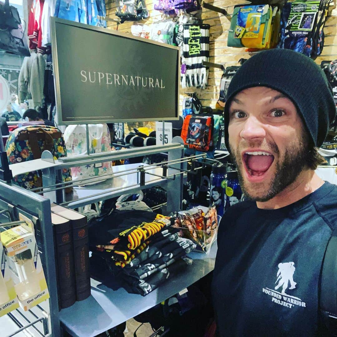 ジャレッド・パダレッキのインスタグラム：「Look who i saw at @hottopic !!! It’s a #boxingday miracle!!!」
