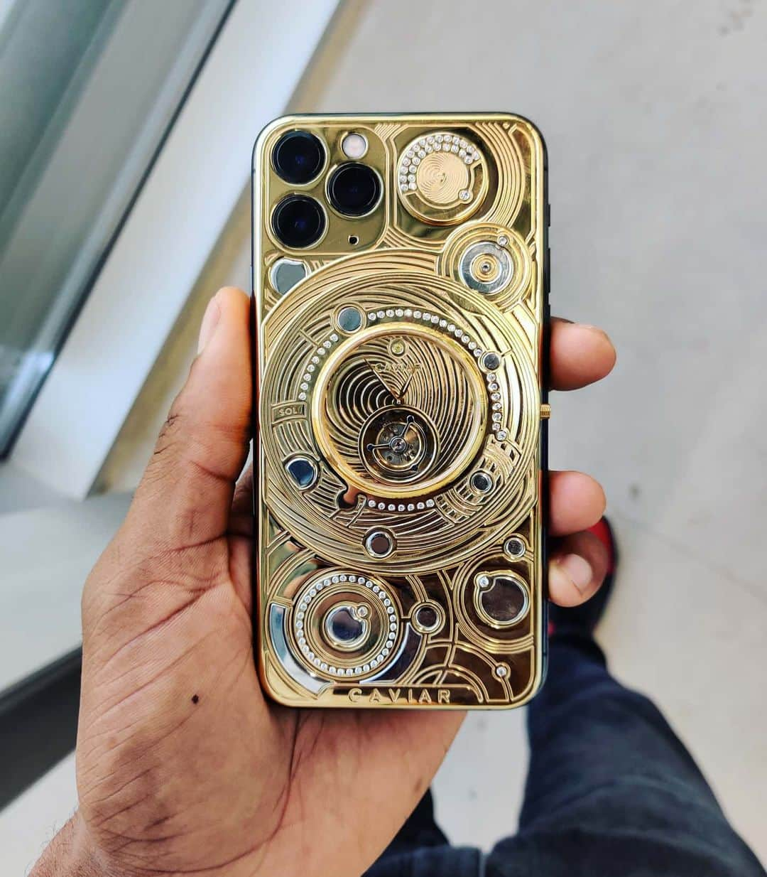 マーケス・ブラウンリーさんのインスタグラム写真 - (マーケス・ブラウンリーInstagram)「New video on this $100,000 gold-encased iPhone 11 Pro is now up. The greatest flex I've ever seen 😭」12月27日 10時00分 - mkbhd