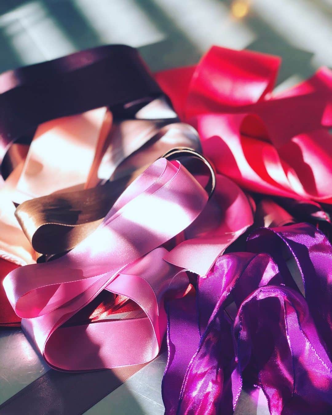 神崎恵さんのインスタグラム写真 - (神崎恵Instagram)「2019年の撮影納めは、CM撮影。 書くお仕事がまだまだあるので、仕事納めはあと数日かかりそう。 今日はいいお天気で気分も晴れやか。 いただいたお花に結んであるリボンを眺めながら朝の準備。 うっとりする色。 リボンを入れている引き出しは、夢のように綺麗です。 今日も一日鮮やかに😌」12月27日 10時01分 - megumi_kanzaki