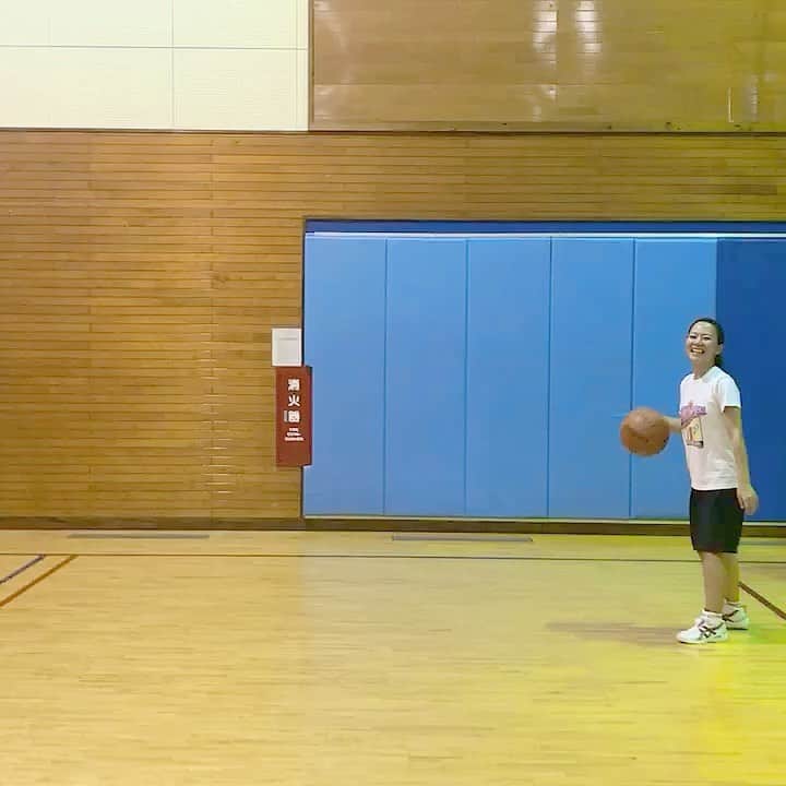 長嶺菜菜子のインスタグラム：「﻿ 🏀⛹️‍♀️﻿ はい﻿ ﻿ ﻿ 153cmは低いリングでも﻿ ダンクは無理でした🥺﻿ ﻿ ﻿ 小学校のリングより低いリングで﻿ ダンク出来るっしょー！！！﻿ 思うてたら﻿ 全くでした。。。悲しみ🥺🥺﻿ ﻿ ﻿ にしてもジャンプ力の無さよ﻿ ﻿ ﻿ 先輩もチビだからさ﻿ 2人して必死なところ﻿ 身長の高い後輩はすんなりダンクができ﻿ やはり身長の小ささを改めて認識しました﻿ ﻿ ﻿ という動画です笑﻿」