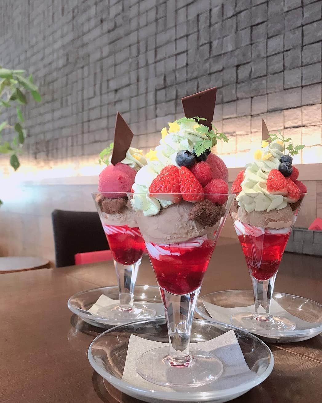 のインスタグラム：「表参道の @glaciel_official ✨ 落ち着いた雰囲気でゆっくりできる素敵なカフェです☕ クリスマスの時期限定のパフェ😋 15歳の頃からの親友と🍀 お喋りが止まりません😊 こっちに戻ってきて、気軽に会えるようになって本当に嬉しい😊💓 ⛄🎄✨ ⛄🎄✨ ⛄🎄✨ #表参道 #omotesando #表参道カフェ #グラッシェル表参道店 #カフェめぐり #カフェ記録 #カフェ活 #カフェスタグラム」