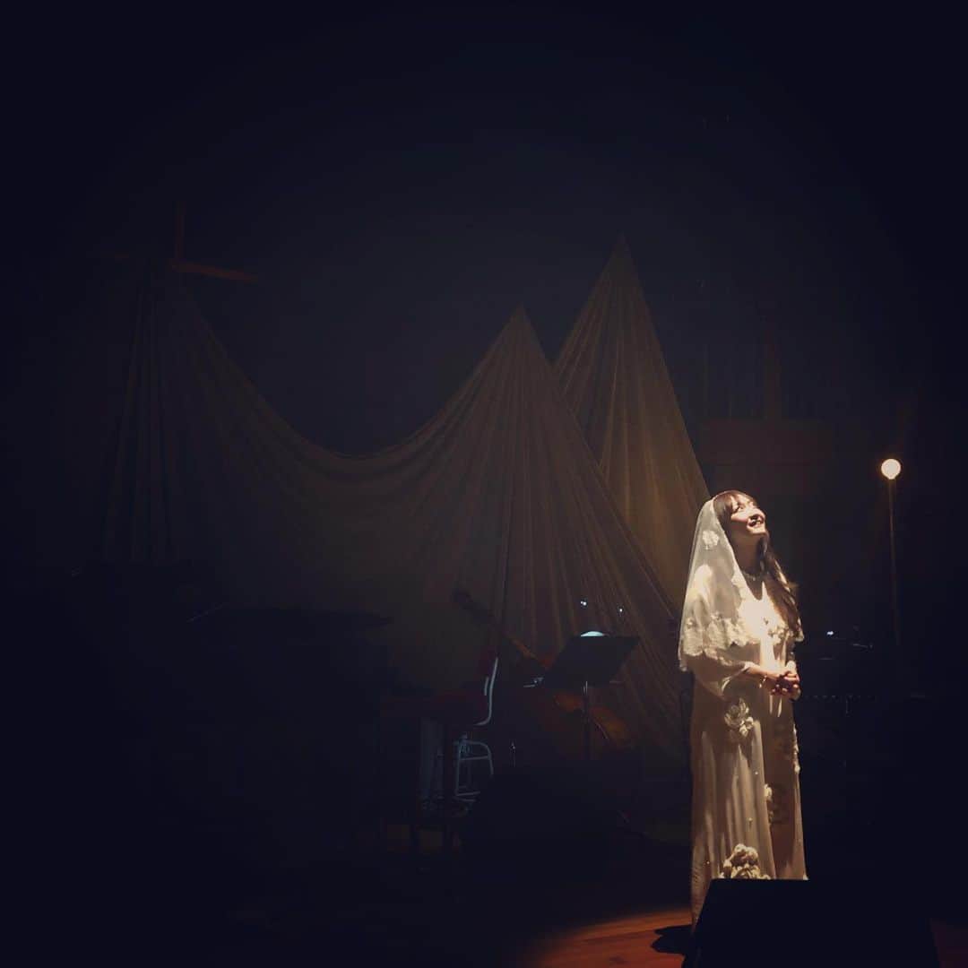 KOKIAのインスタグラム：「A Christmas concert at church.  #tokyo #japan #japon #kokia #photography #歌手 #コキア #insta #art #beautiful #picoftheday #follow #女性 #ソングライター #photooftheday #woman #jmusic #ボーカリスト #singer #songwriter #jpop #vocalist #voice #声 #ライブ #live #綺麗 #日本 #christmas」