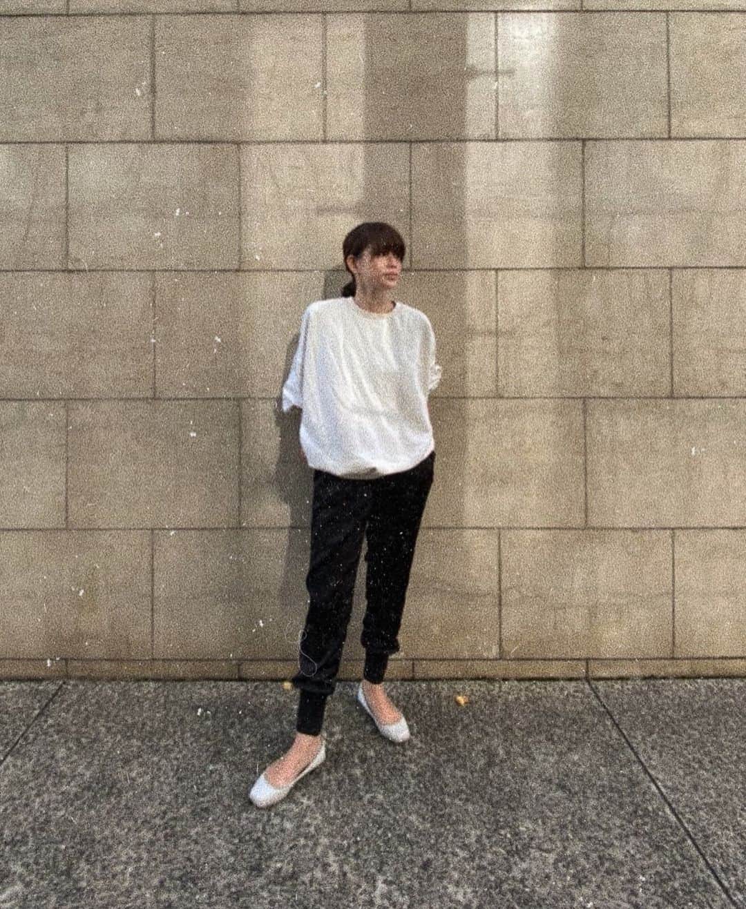 JUNNAのインスタグラム：「2019年仕事納め。 最終出勤日の今日は年内最後のサンプルチェック デスク周りの片付け。  いっぱい動くのでカジュアルに 全身　@etretokyo で。  このイージーパンツは楽チン過ぎて 作るのは今回で3度目。 今回は初のサテン素材にしました。週1履くほど万能👍  tops/ ビッグスウェット outer/ #ビッグカバーオールジャケット pants/ #サテンイージーパンツ shoes/ #ストラップバレエシューズ  #etretokyo #仕事納め#2019ETREaw#エトレのバレエ」