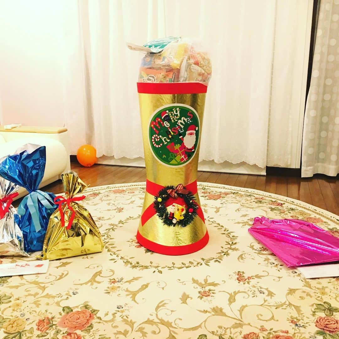 ミーミさんのインスタグラム写真 - (ミーミInstagram)「サンタさんからプレゼントもらえて喜ぶミーミ💝 ミーミがプレゼントをもらってびっくりしているところ　開封しているところはYouTubeで見てね💕#ミーミちゃんねる #ミーミママ #kidsユーチューバーママの日常 #クリスマスプレゼント #クリスマス」12月27日 10時21分 - mimichannel_7
