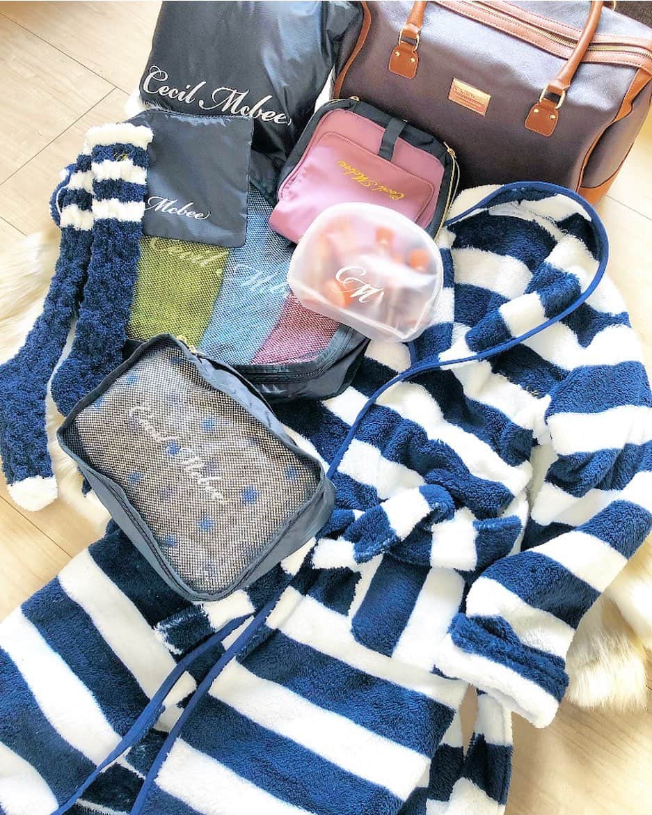 Saoriのインスタグラム：「CECILMcBEEさんのアンバサダーをさせて頂く事になりました⭐️✨ という事で。。。 一足先にCECILMcBEEの福袋が届いたよ🎁 これはトラベルGOODSの福袋で、 モコモコガウンにルームソックス🧦 トラベルポーチなど、沢山のアイテムが全てボストンバックに入っています😳‼️‼️‼️ 総額25000円相当の商品がバック付きで7000円だよー安い😂💦💖 旅行でも普段でも使える物ばかりでありがたい🙏✨✨ 私のプロフィールにURL貼ってるから中身が詳しく知りたい方はのぞいてみてね🙆‍♀️🎉 ※発送は年始になります🧡 @CECILMcBEE_official #CECILMcBEE #セシルマクビー #福袋 #PR」
